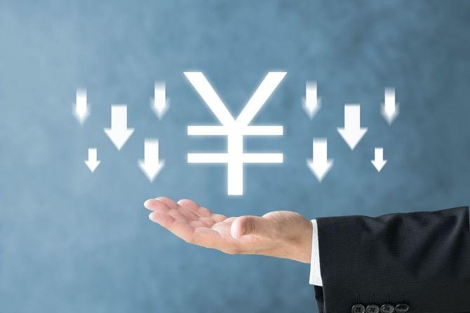ビジネスマンの手と下向き矢印の付いた日本円印