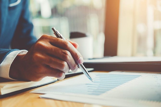 新しいビジネスを企画する男性