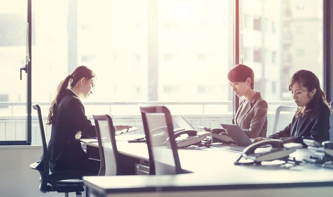 オフィスで働く3人のビジネスウーマン