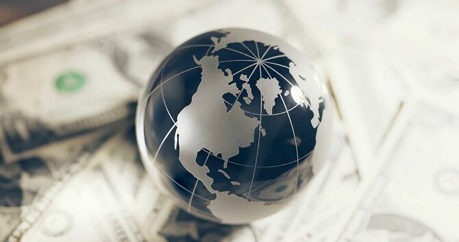 ガラスの地球儀とお金