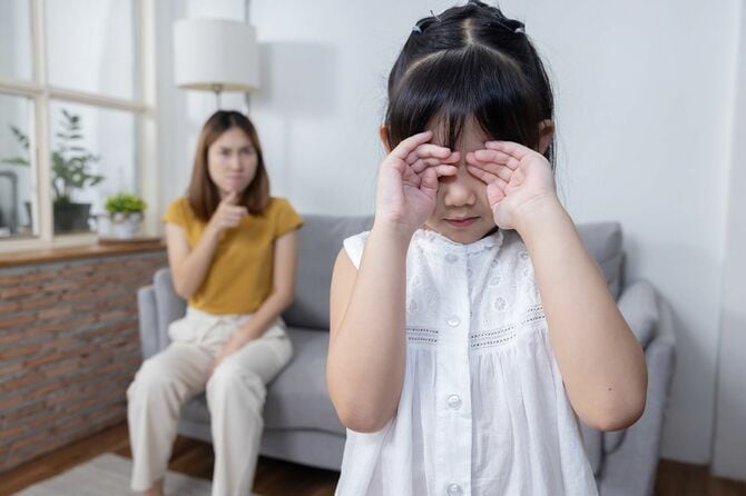 娘に怒っている母親