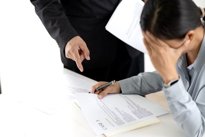 仕事の失敗を叱られて落ち込む女性