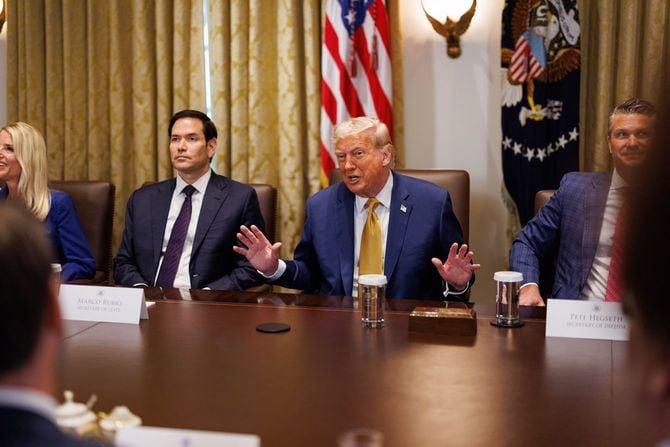 2025年7月8日、ホワイトハウスで閣僚会議に参加するトランプ大統領