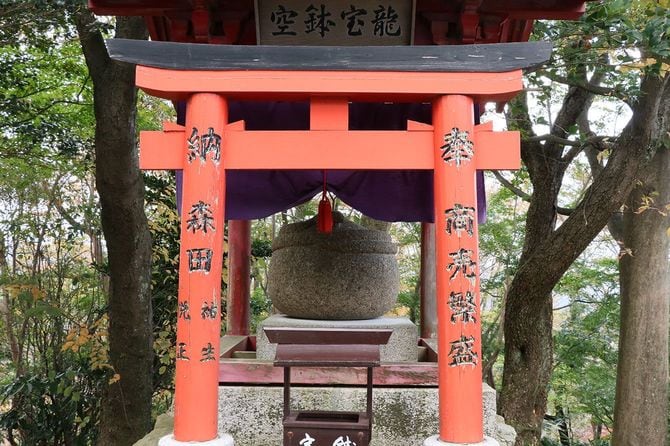 こちらも茶釜に似ているが蛇の御神体