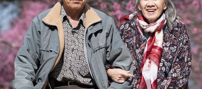 公園で微笑んで幸せな老夫婦