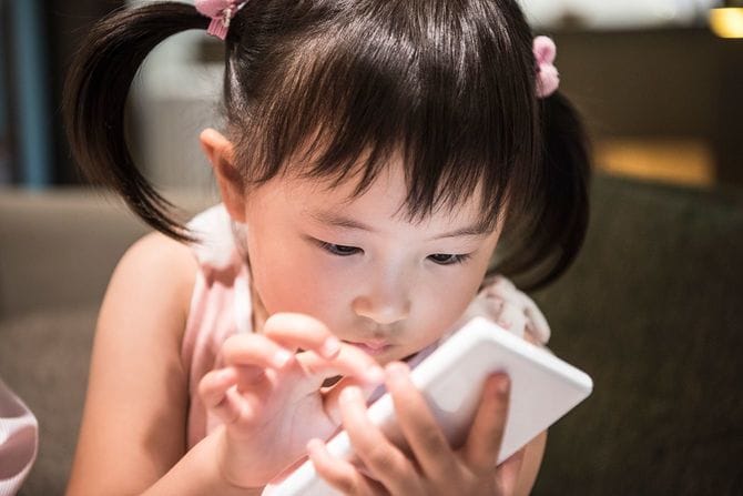 スマートフォンを触る子ども