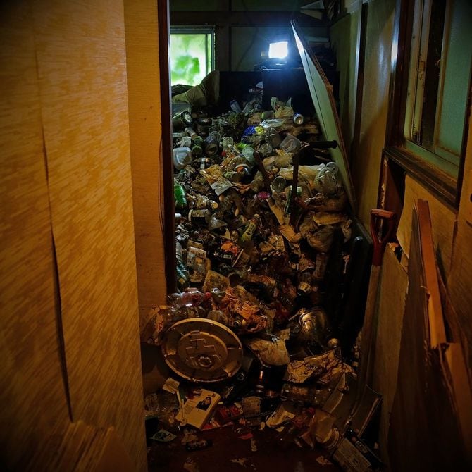 元教員宅の2階。廊下にまでゴミが雪崩を起こしていた。