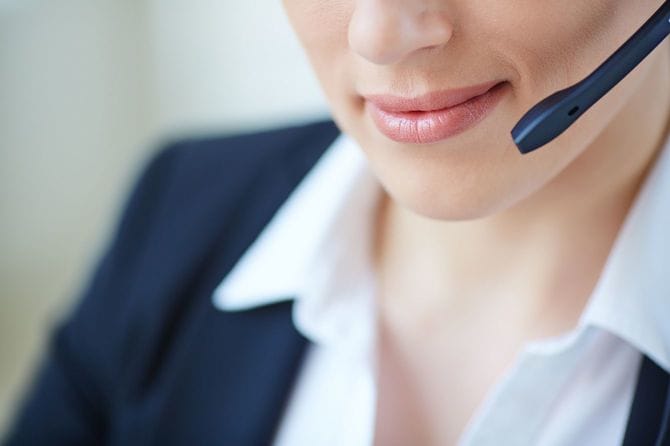 マイクをつけたオペレーター