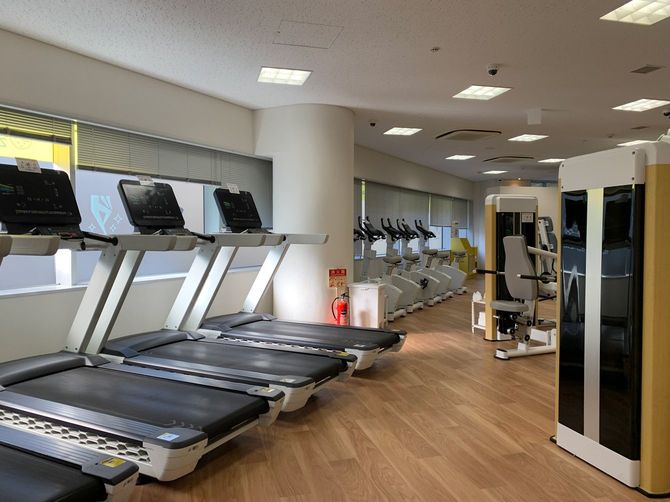 明るい店内にズラリとマシンが並ぶ