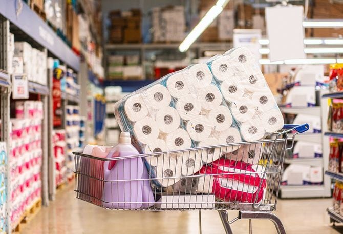 大型スーパーマーケットでの商品を満たしてショッピングカート