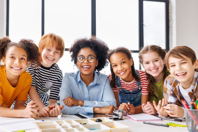 多様な人種の子供たちと教師の笑顔