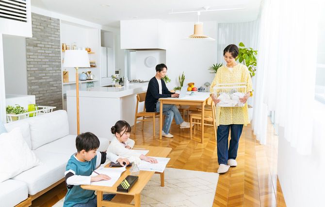 リビングルームで勉強をする子供