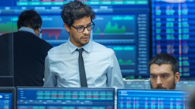 ディーラーが忙しく数字を確認している