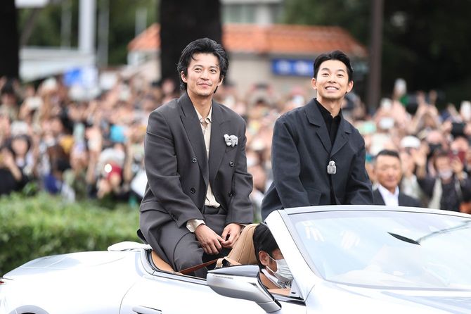 名古屋まつりに参加した2026年NHK大河ドラマ「豊臣兄弟！」の豊臣秀長役の仲野太賀と織田信長役の小栗旬。2025年10月19日、名古屋市