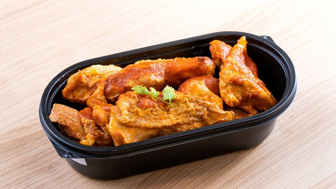 鶏もも肉を調味料や香辛料に1日漬け込んで、素揚げにしたバッファローチキン(写真は4人分)。一切手抜きなし。これに副菜が1品か2品ついて、1食分となる。