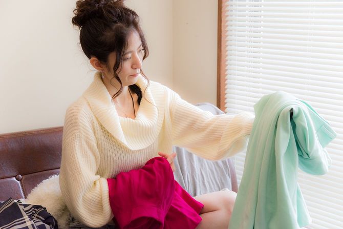 洋服を確認する女性