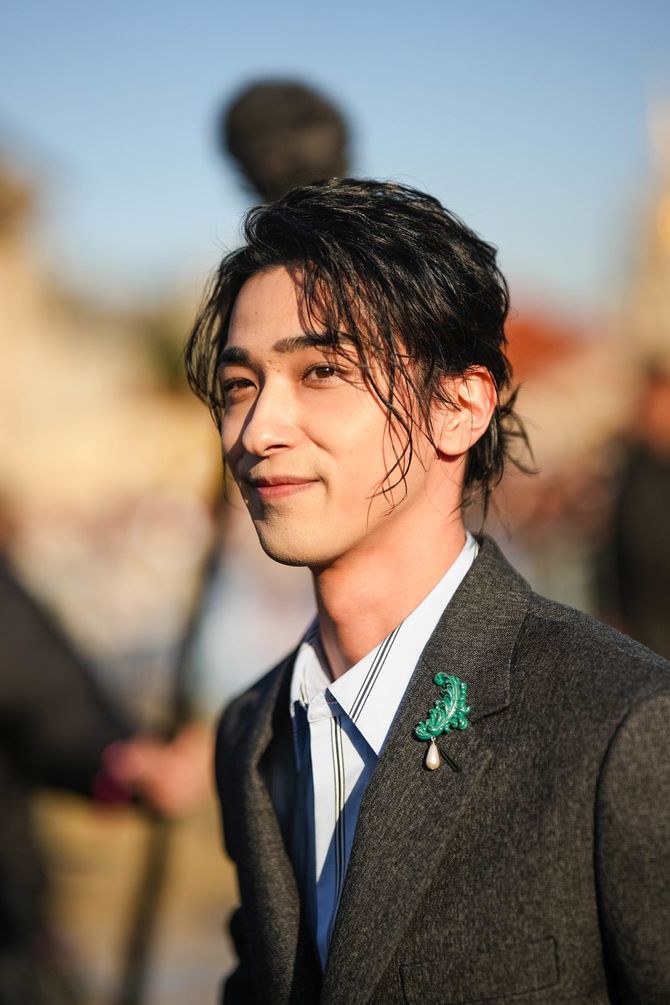 2024／2025年秋冬メンズコレクションにおいて、2024年1月19日、フランス・パリのディオール店外にて撮影された横浜流星。