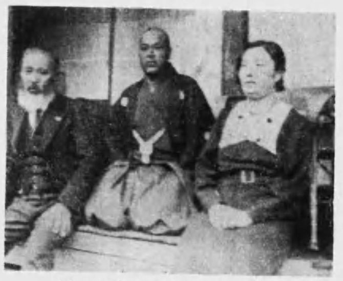 “キリストの子孫”を挟んで座るキク（右）と村長