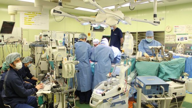 新型コロナウイルス感染で肺障害を負った女性に対する生体肺移植の手術＝2021年4月7日、京都市左京区の京都大医学部付属病院［同病院提供］