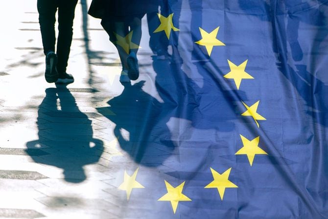 欧州連合（EU）の旗と人々の影