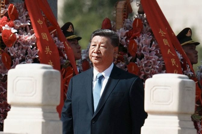 「烈士記念日」の式典に臨む中国の習近平国家主席＝2025年9月30日、北京の天安門広場
