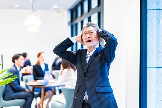 頭を抱えて悩む管理職ビジネスマン