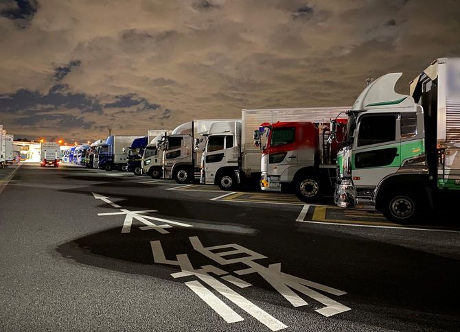 夜のサービスエリア