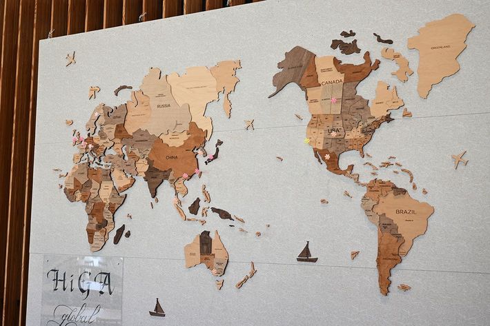 叡智学園の食堂にある世界地図。卒業生が合格した学校がある国に桜のピンが押してあった。