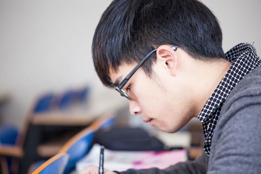 教室で勉強している男子生徒