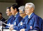 3月30日、東京電力の勝俣恒久会長は記者会見を実施、謝罪した。（写真＝The Asahi Shimbun／Getty Images）