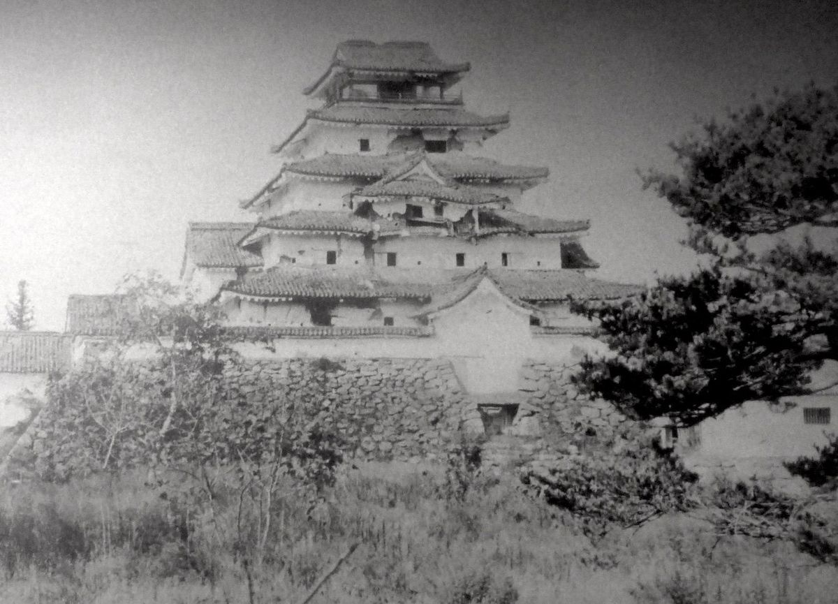 損傷した会津戦争後の若松城。1868年撮影。