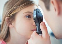 目の前を黒い影が飛ぶ症状､放置で失明危機も