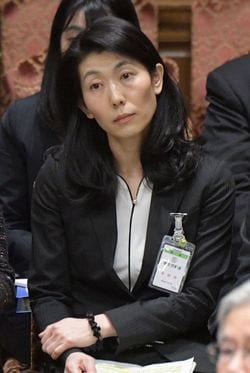 参院予算委員会で山中伸弥氏が所長の京都大iPS細胞研究所の事業予算に関しての質問を聞く厚生労働省の大坪寛子官房審議官