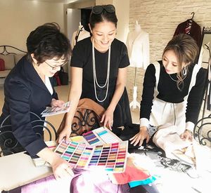 サロンで接客する星田さん