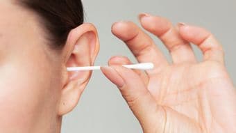 綿棒も､耳かきも､つまようじも全部ダメ…耳鼻科医が｢耳掃除はしなくていい｣という納得の理由