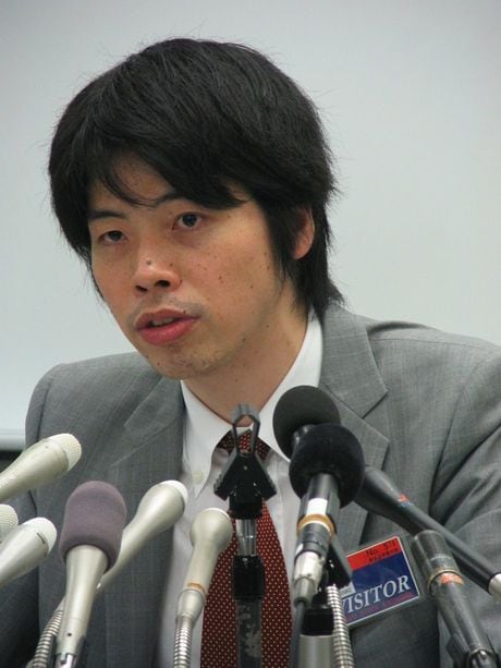東証マザーズへの上場に伴い記者会見するミクシィの笠原健治社長（2006年9月14日、東京・中央区の東京証券取引所）