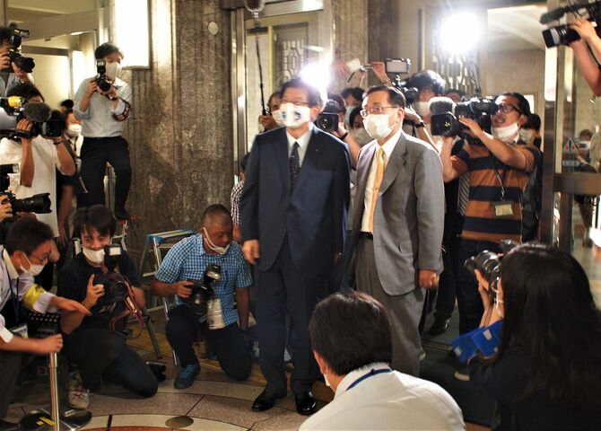 2020年6月、JR東海の金子社長（当時、右）が川勝知事と初めて面談した。それから3年が過ぎたが、状況は変わらない（静岡県庁、筆者撮影）
