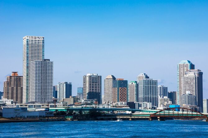 青空に映える東京の臨海副都心の景色