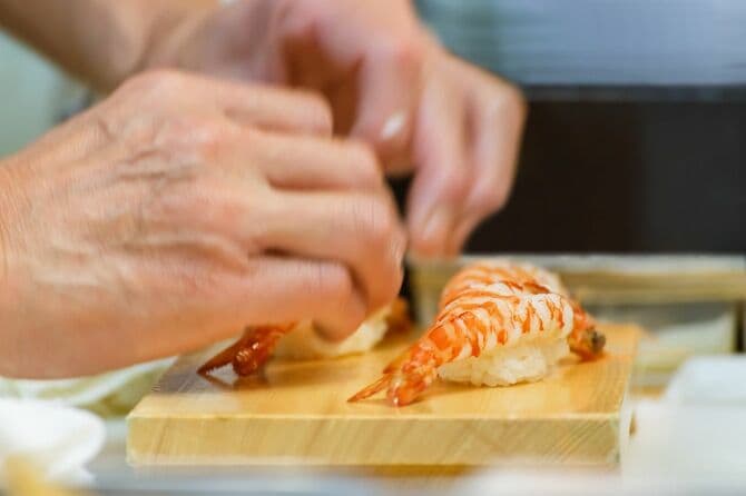 寿司を握る職人の手
