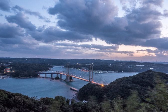 夕暮れ時の呼子大橋