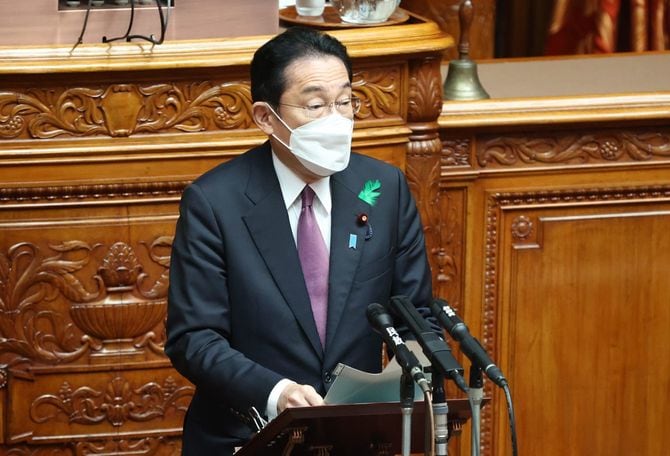 参院本会議で答弁する岸田文雄首相=2022年4月13日、国会内