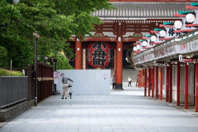 COVID-19パンデミックのため非常事態の間、有名な旅行先浅草、東京で店が閉鎖され、訪問者が少ない