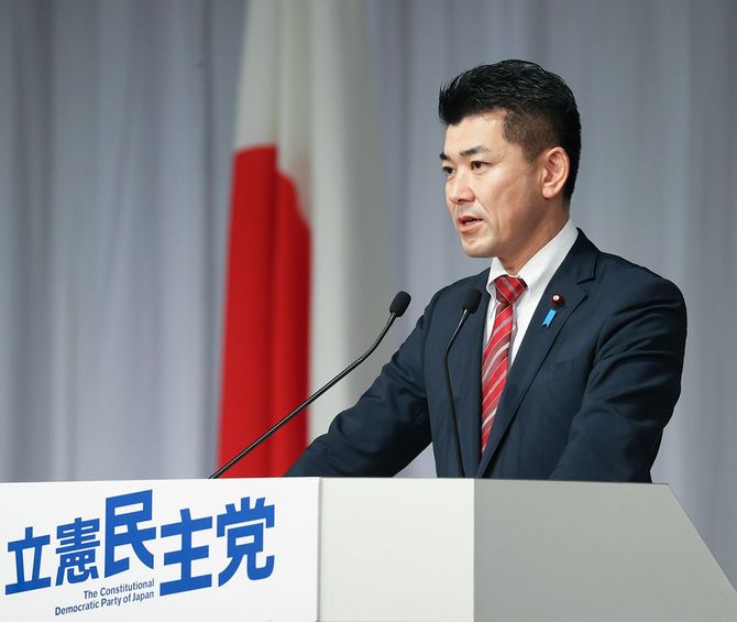 立憲民主党の新代表に選出され、記者会見する泉健太氏=2021年11月30日、東京都港区
