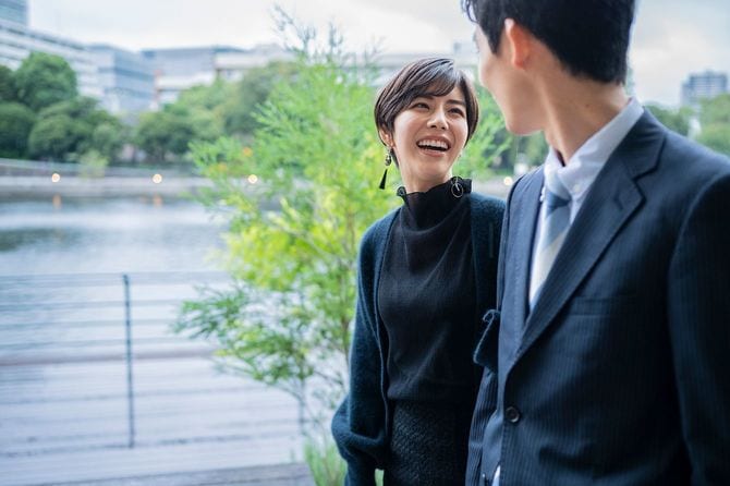 屋外を歩く正装の笑顔の男女
