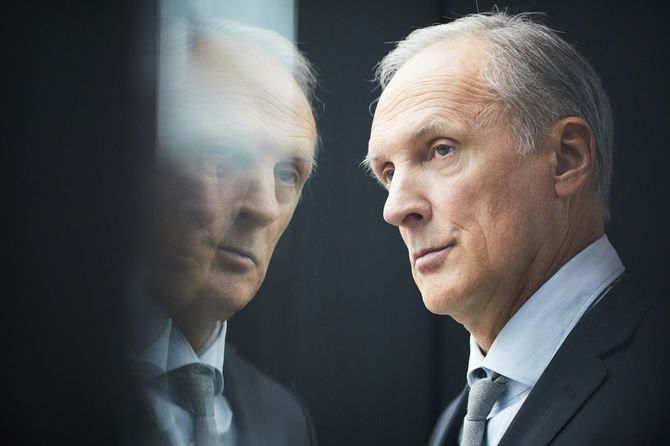 窓の外を見る物思いにふける熟年政治家