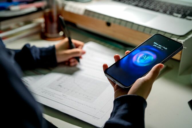 AIチャットボットを使いながら勉強している学生