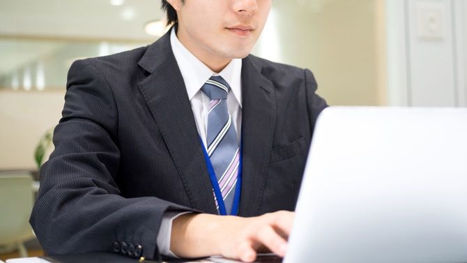 PCを使用する若いビジネスマン