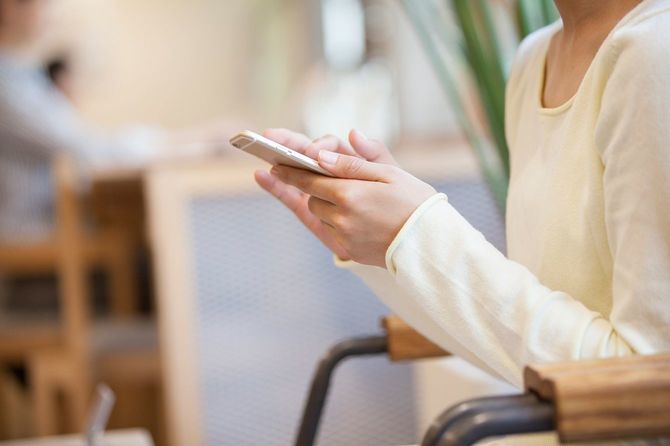 スマートフォンを持つ女性