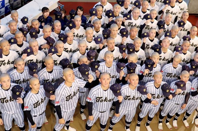 選抜大会への出場が決まった東海大菅生の選手ら=2023年1月27日、東京都あきる野市