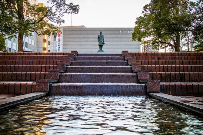 東洋大学白山キャンパスにある井上圓了像